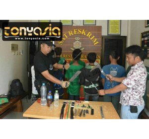 Kedapatan Membawa Senjata Tajam serta Miras, 11 Bonek Diamankan Polisi | Bandar Slot Games | Slot Games